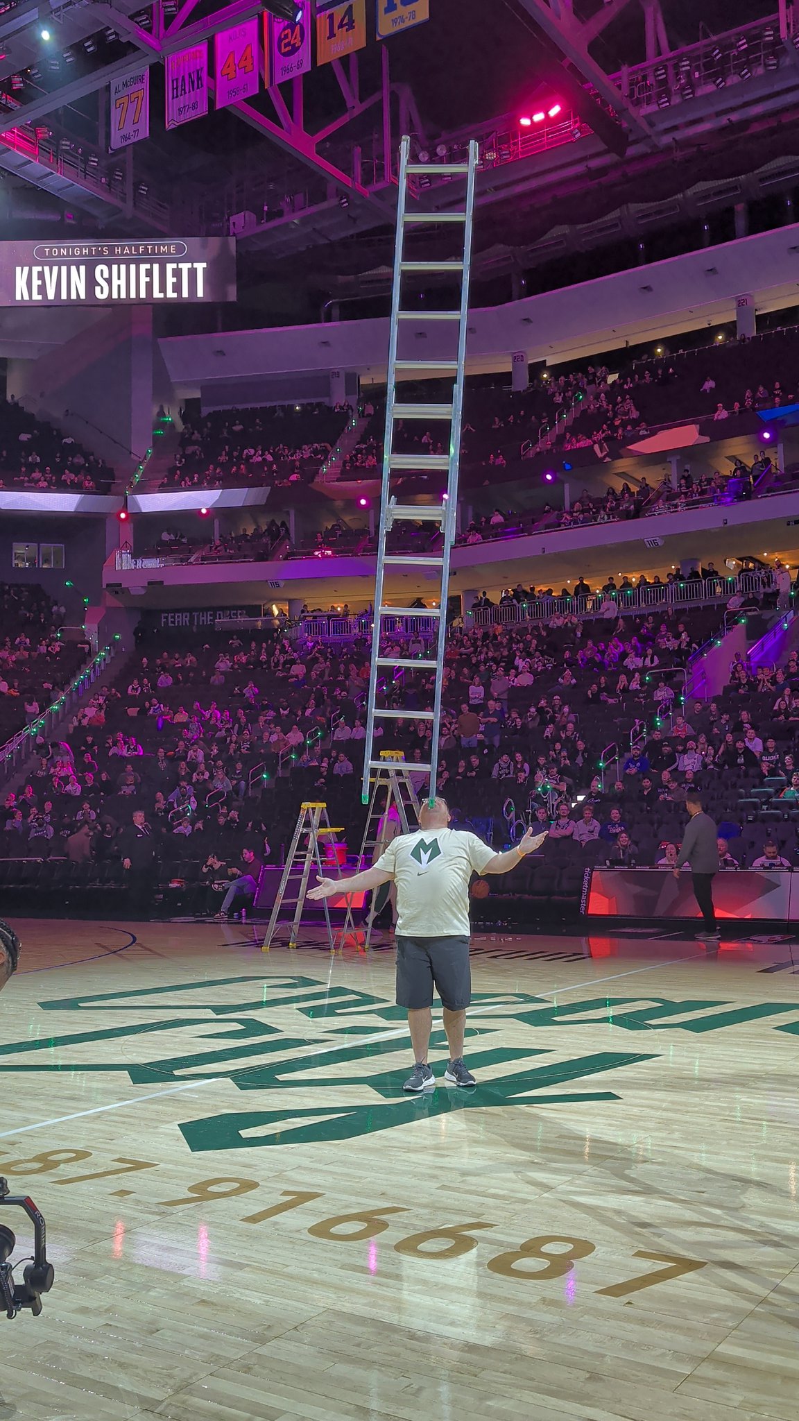16-foot ladder balance halftime show performance by Kevin Shiflett at basketball arena